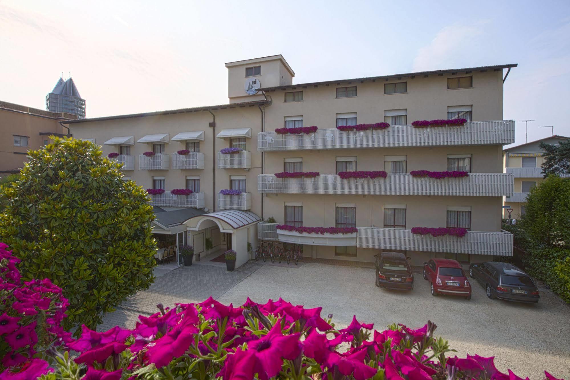 Hotel Imperia 리도 디 예솔로 외부 사진